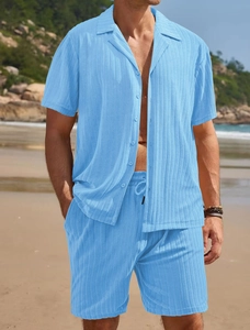 Détail de la texture côtelée bleu clair sur cette chemise d'été à manches courtes pour hommes