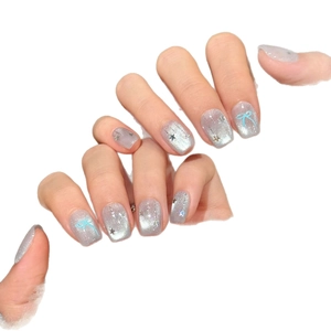 Faux ongles œil de chat argentés avec nœuds bleus et paillettes en forme d'étoile