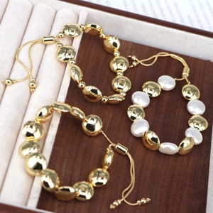 Bracciale Di Perline Regolabile Rame Placcato Oro Perla Artificial Di Conchiglia Francese Elegante Fibbia Scorrevole Gioielli Da Donna