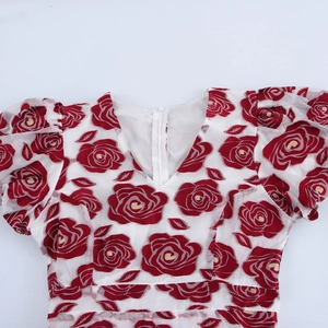 Elegantes Kleid mit V-Ausschnitt, Puffärmeln und floralem rotem Rosen-Jacquard-Netz