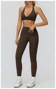 Détail de l'ensemble de yoga marron foncé avec brassière licou et legging de compression
