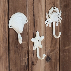 Dreiteiliges Wandhaken-Set aus Gusseisen im Ozean-Design mit Jakobsmuschel, Seestern und Krabbe