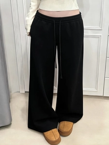 Détail du pantalon de jogging noir large avec taille élastique à cordon et maille douce