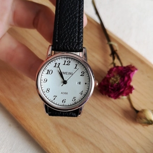 Close-up of XIMEINI A366 ladies watch with rose gold case and black leather strap
