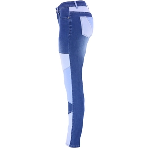 Dettaglio di jeans patchwork a vita alta con trama in denim ad alta elasticità e cuciture