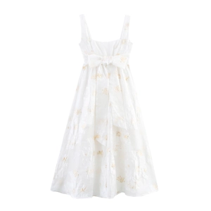Elegante abito lungo bianco a trapezio con ricamo dorato e fiocco sulla schiena