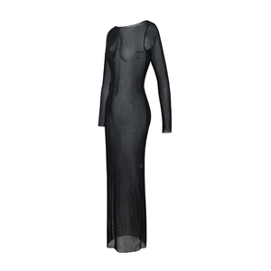 Détail de la robe longue noire transparente en mesh avec manches longues et coupe ajustée