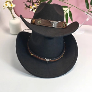 Dettaglio di cappelli in feltro nero con cinturino in pelle marrone e decorazione a bue