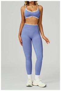 Détail de l'ensemble de yoga lavande avec bordure blanche contrastée et tissu extensible