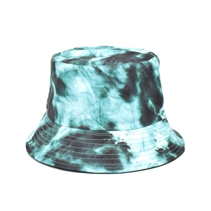 Détail du chapeau bob tie-dye menthe et noir avec coutures de bord renforcées