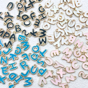 Ciondoli colorati a forma di lettera in lega smaltata per creazione di gioielli fai-da-te