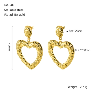 Vista dettagliata degli orecchini a cuore martellati placcati oro 18K con misure