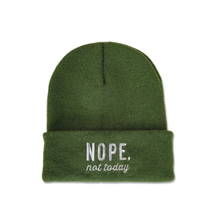 Detailansicht der dunkelgrünen Strickmütze mit weißem NOPE not today Stick auf dem Umschlag
