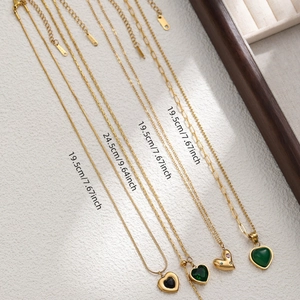 Collane con cuore in acciaio dorato, zirconi colorati e catena da 19,5cm per donna