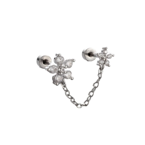 Boucles d'oreilles doubles fleurs argentées reliées par une chaîne métallique fine