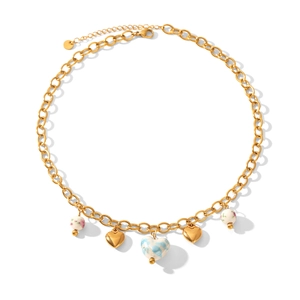 Goldene Halskette mit blauem Herzanhänger aus Keramik und rosa Blumenperlen