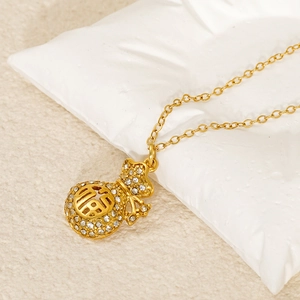 Élégant collier sac de chance doré avec cristaux blancs et caractère Fu chinois