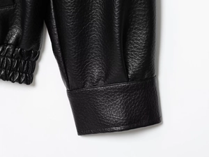 Detailansicht der PU-Lederjacke mit Litschistruktur, Ärmelbündchen und Saumdetails
