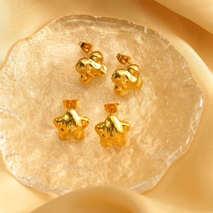 Boucles d'oreilles étoiles martelées en acier inoxydable doré 18k sur soie