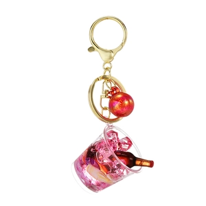 Kreativer Schlüsselanhänger mit Mini-Eiskübel, kleiner Bierflasche und roter Glocke