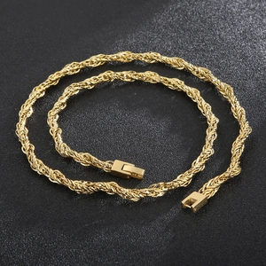 Gros plan sur la chaîne de corde en acier inoxydable plaqué or 18k avec texture torsadée