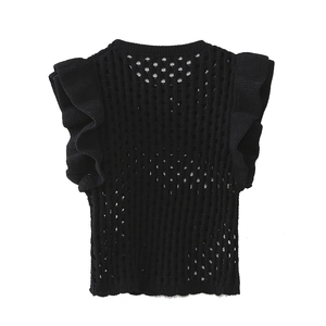 Détail du haut en tricot noir sans manches avec d'élégantes bordures à volants aux épaules