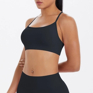 Vue latérale du soutien-gorge de sport noir et du legging de yoga à taille haute
