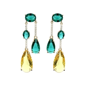Boucles d'oreilles asymétriques plaquées or avec pompons en zircon vert et jaune
