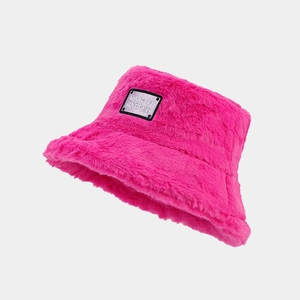 Bob duveteux en fausse fourrure rose rouge avec patch Make It Happen sur fond gris clair