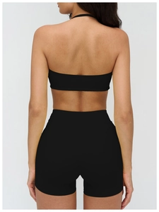 Vue arrière d'un ensemble brassière de sport dos nu et short taille haute noir