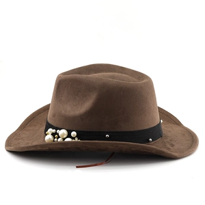 Détail d'un chapeau de cow-boy en daim marron avec ruban noir orné de perles blanches