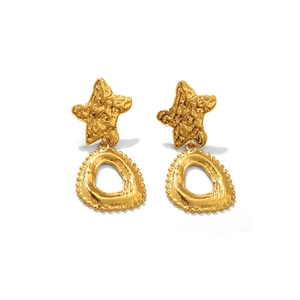 Détail de boucles d'oreilles doubles en or avec breloques étoiles et anneaux martelés