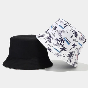 Vue détaillée du chapeau de soleil réversible avec motif palmier et toile noire