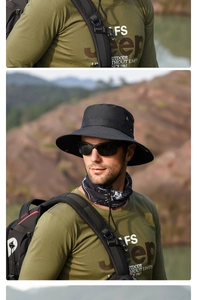Détail d'un chapeau de soleil noir d'extérieur avec évents métalliques et boutons pressions