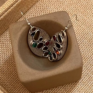 Boucles d'oreilles bohèmes vintage évidées avec strass colorés et finition argentée