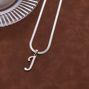 Collier avec pendentif lettre J argenté et chaîne serpent élégante sur daim marron