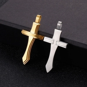 Détails de pendentifs croix épée en argent et or avec texture en métal brossé fin