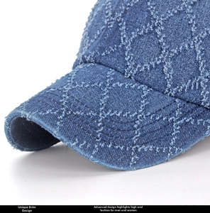 Détail macro d'une casquette en denim bleu foncé avec motifs matelassés à bords effilochés