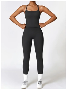 Détail du legging de yoga taille haute et du débardeur en tissu stretch noir mat moulant