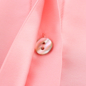 Chemisier floral en satin de soie pour femme avec boutons nacrés et texture élégante