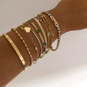 Ensemble de bracelets empilables en acier inoxydable doré avec breloques cœur en zircon