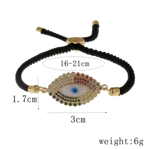 Dettaglio del bracciale occhio greco con dimensioni 3x1,7cm e intarsio in zircone