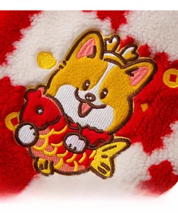 Detail der festlichen Corgi und Koi Stickerei auf rotem Fleece Neujahr Haustierpullover
