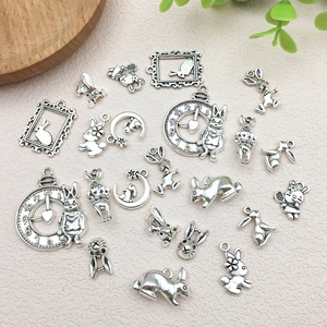 Detailansicht verschiedener antiker Silber-Hasenanhänger und Vintage-Uhr-Legierungsanhänger
