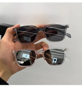 Vue détaillée des lunettes de soleil carrées gris translucide et clair à verres miroir