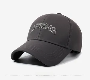 Détail d'une casquette de baseball en coton gris foncé avec broderie Marason soignée