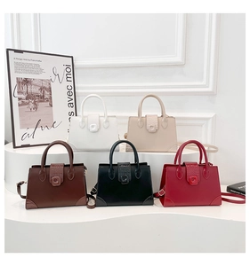 Cinque borse eleganti in pelle di coccodrillo sintetica in un moderno set minimalista