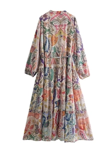 Détail de la robe bohème à imprimé paisley avec col en V et jupe à plusieurs niveaux