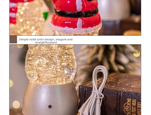 Detailansicht einer Weihnachts-Schneekugel mit USB-Stromkabel und festlichem Sockel