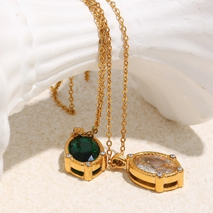 Collane vintage placcate oro 18K con ciondolo ovale in zircone su statua bianca